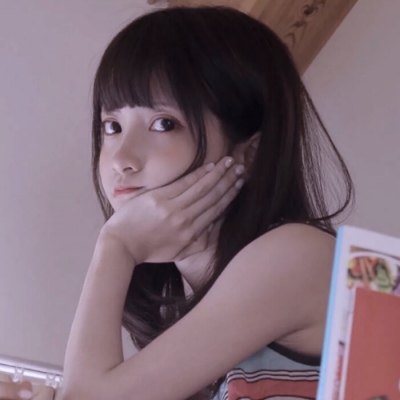 她换了个发型，变成新的人